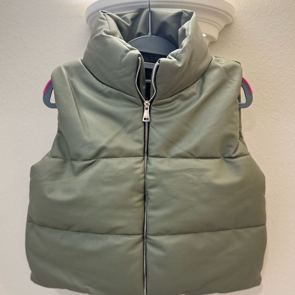 PrettyLittleThing Olive Puffer Vest - Picture 1 of 6